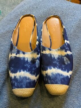 Fun Blue White Mules SZ 9 Crown Vintage